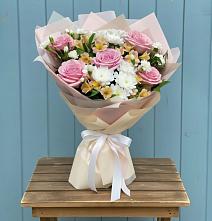 Букет цветов из:  Гвоздики, Орхидеи и Розы в Березовке