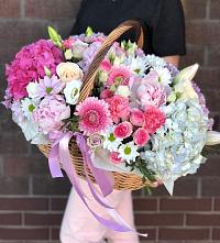 Цветочная композиция из Розы, Хризантемы, Пионы и Лизиантусы в корзине #REPLACE_PRED# Березовке