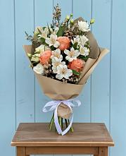 Букет цветов из:  Альстромерии, Лизиантусы, Розы и Хризантемы в Березовке