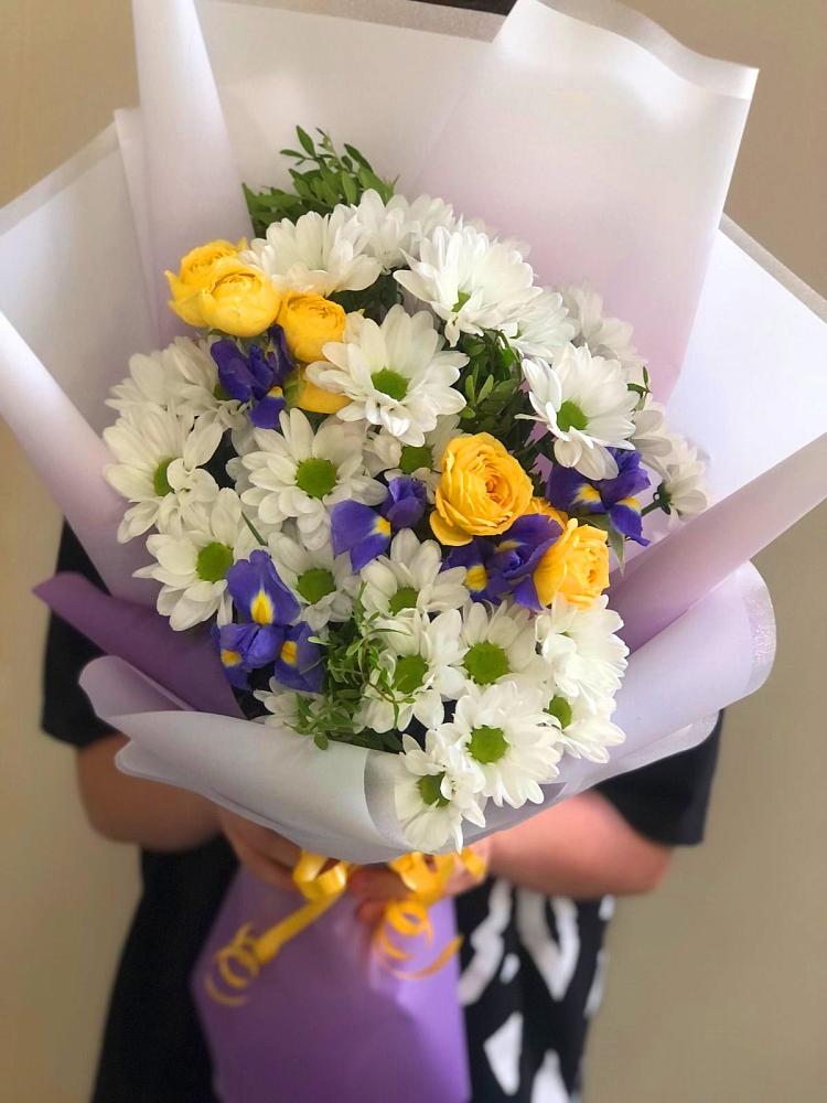 Букет цветов из: Ирисы, Хризантемы и Розы в Березовке
