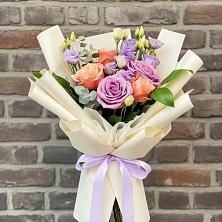 Букет цветов из:  Лизиантусы и Розы в Березовке