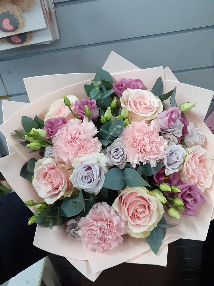 Букет цветов из: Розы, Гвоздики и Лизиантусы в Березовке